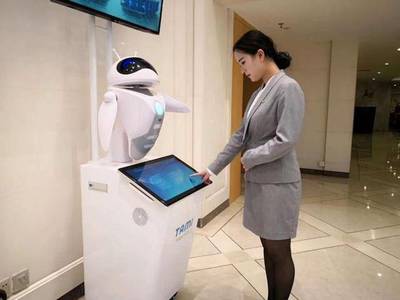 智能崛起 2018上汽通用五菱銷售服務年會引領機器人銷售新紀元